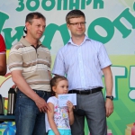 Опекуны эму - медцентр "Тонус Кроха" - поздравили детей с праздником и подарили призы