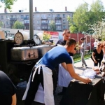 Около полудня начала работу полевая кухня